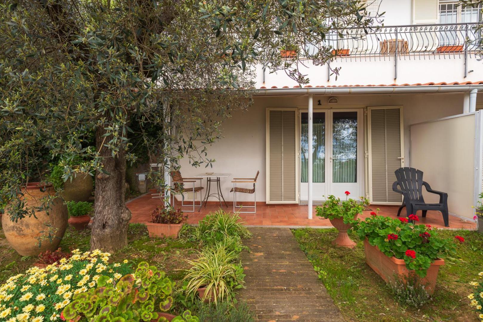 Tra Gli Ulivi Bed & Breakfast Pietra Ligure Exterior photo