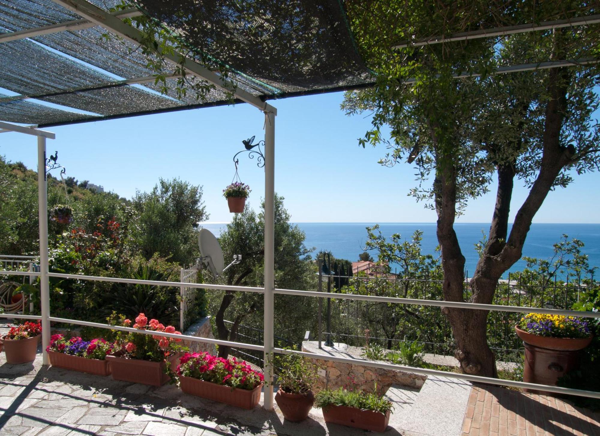 Tra Gli Ulivi Bed & Breakfast Pietra Ligure Exterior photo